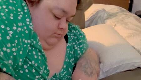SSBBW sleepy muffin stuffing before bed