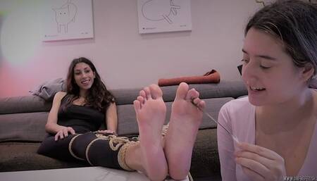Sharon VS Susy: solletico ai piedi! - Sharon VS Susy: foot tickling!