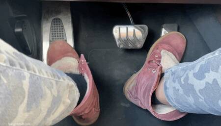 SMELLY ITCHING FEET WITH FUNGUS WHILE DRIVING HER CAR IN BOOTS - MP4 HD