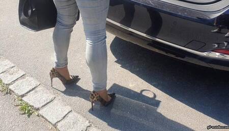 shoeplay and dangling mit Louboutin High Heels im Restaurant HD mp4 1920x1080