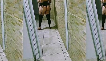 Trailer - Trailer - ON A RAINY DAY THE TELEPHONE OPERATOR IS CONSOLED - Lays Lopes