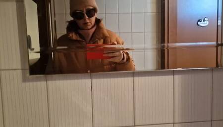 Quick pee really loud in a downtown bathroom 4K