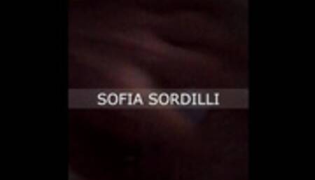 Sul Telefonino Di Mia Moglie Trovo un Video Di un Uomo Che La Scopa a Pecora in Una Campagna.