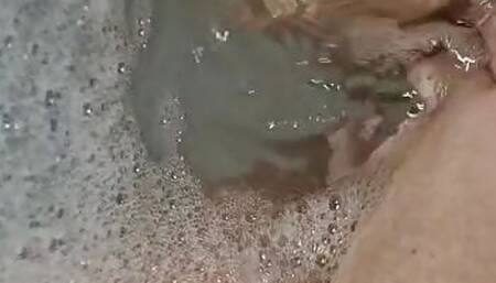 Fingering in the bath