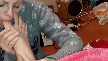 My girlfriend tastes my feet for the first time - Lesbian-candys