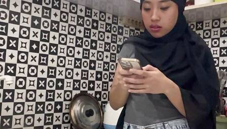 MUSLIM MOM VISIT MASSAGE SHOP, MASSEUR WANNA SEX SLIDING HIS DICK