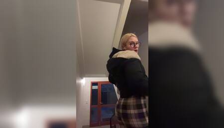 Geil und Horny im Hausflur.