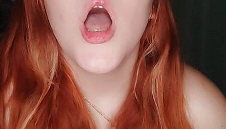 Ruivinha brincando com seu vibrador gemendo muito