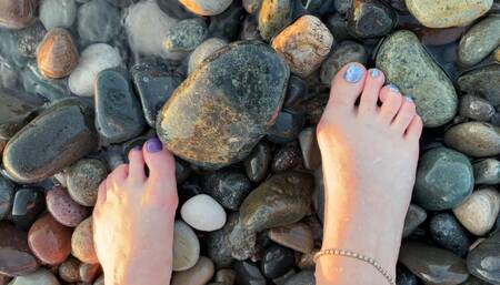 Foot fetish at the beach (with ASMR) - small feet and long toes of Mistress Lara