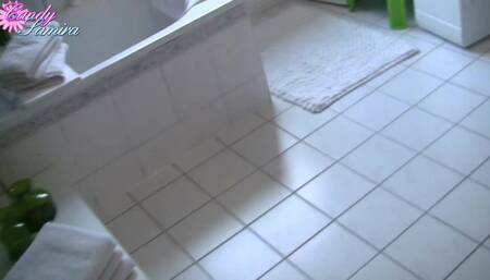 Krass ! 20 jährigen Neffen im Bad abgefickt! - Wow! 20 year old nephew fucked in the bathroom!