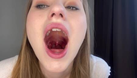 CUTE GIRL SHOW HER MOUTH AND UVULA
