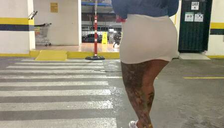 WOMAN MASTURBATING UNTIL SQUIRT IN THE PARKING LOT