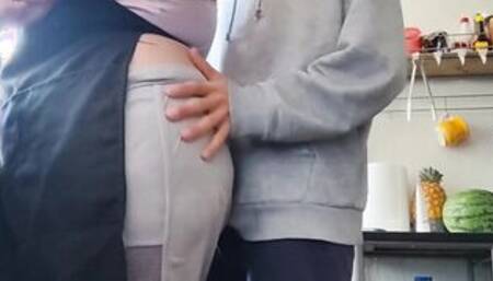 Encuentro a mi Tía Cocinando le caliento el oído y me la termino follando bien rico como le gusta