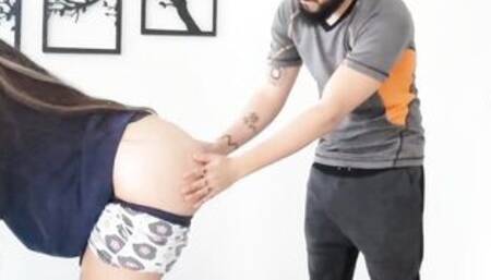 I gave the delivery man a surprise as a New Year's gift and at the end he told me that he was married, oops!