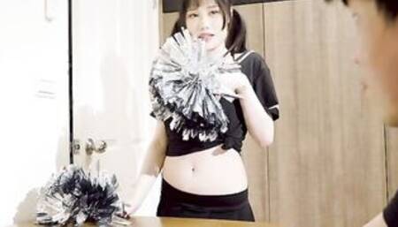 Xu Xiaoxin cheers her classmate on to study harder, with her body