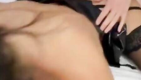 Проститутка обслуживает двух клиентов в номере отеля