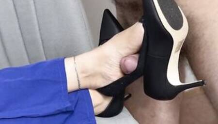 High heels job inside an office with a gigantic cummed