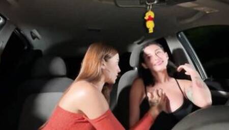 discuto con mi novio en el carro y viene mi amiga para consolarme y me termina follando