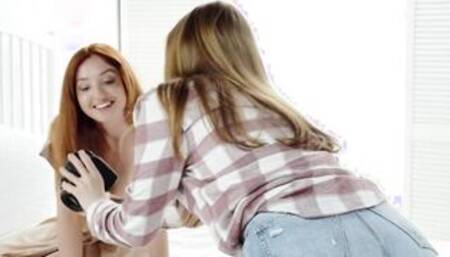 White Boxxx - Dyke Teenie Couple Jia Lissa & Red Fox Noisy Groaning Orgasms