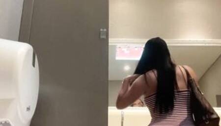 CAMARA EN BAÑO PUBLICO