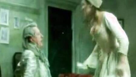 Kate Winslet pose, showing her butt & boobies