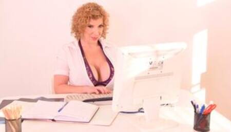 Mommy with kinky hairs and big tits Sara Jay jumps on a dick