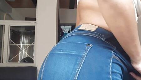 Lynda Luna seduces you with sexy dance, naked and a lot of milk