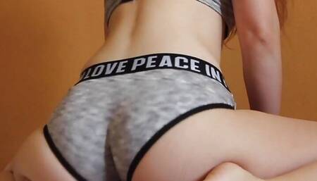 Girl with hot ass ride a pillow