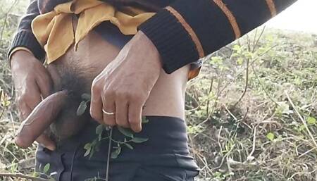 Sarak ke kinare lund se khelta Indian boy, jerking cock