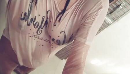 Desi College girl is bathing in bathroom (Hot 19y old girl scandel)