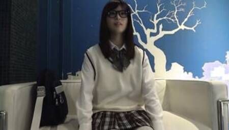 A class committee member with glasses is boned with the power of cash!