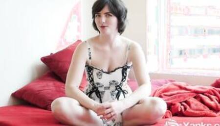 Big Boobed Yanks Raven Snow Talking And Relaxing Herself