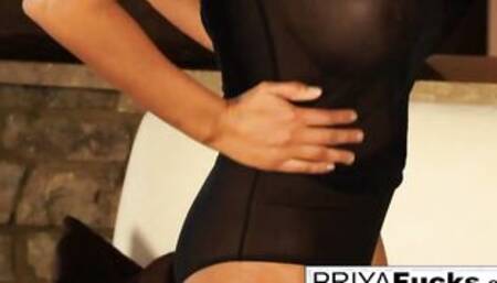 punjab cougar Priya teases then satisfies her beauty soak hole