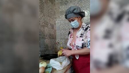 The milf neighbor is a stepmother and a fetishist and she likes cooking, cooking is a good cook. full recipe