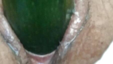 Joue avec une courgette