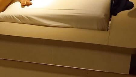 Wife saw the size of the eater's dick, wet her pussy and gave it without a condom