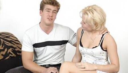 junge blondine zeigt ihre enge snatch beim pornocasting