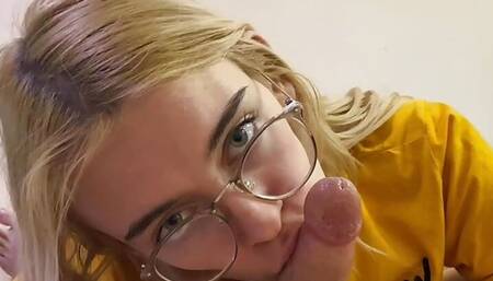 Obedient teen gave a blowjob on Valentine's day and let her facial for the first time