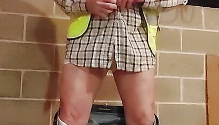 Working guy has a short jerk off session