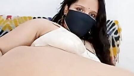 Desi Indian aunty self satisfaction on webcam