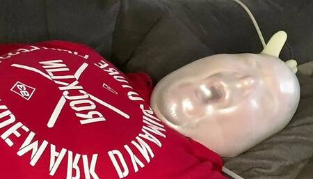 BHDL - LATEXGLOVE BREATHPLAY - LATEXGLOVE BREATHING WITH ZIP TIE ON THE COUCH -