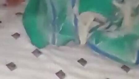 Istri pamer memek colmek pantat di sodok jari