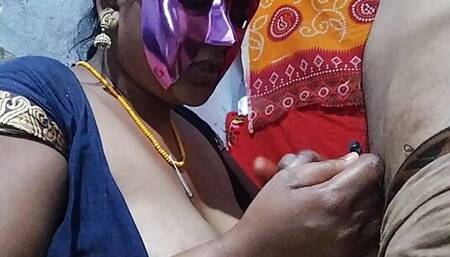 Desi mosi ko lund dikhaya to boli tumhara lund kita mota  ha ma Puri lungi