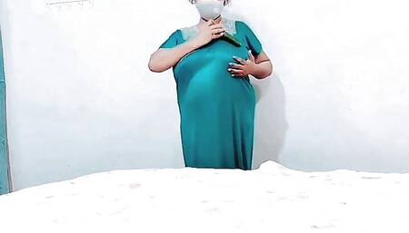 Khobsorat Aunty apni Chutt main kia daal rahi hai