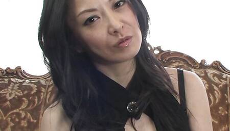 SEXY GIRL SUCKS CUM OFF DICK AFTER A DEEP FUCK