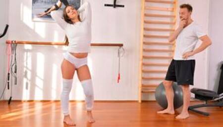 Tanned sporty girlfriend Alyssa Reece fucked in the gym