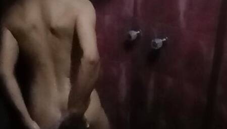 En la ducha lavando bien mi ano