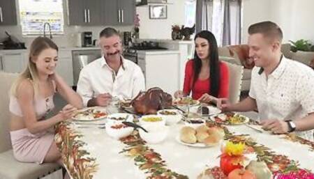 Everything Goes Wrong For Thanksgiving - S4:E2