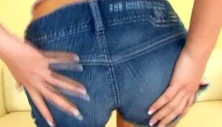 Booty babe stripteasing and dancing