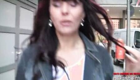 UNFASSBAR! Erster Pisswalk von Aische Pervers - Vollgepisst am Kudamm unterwegs